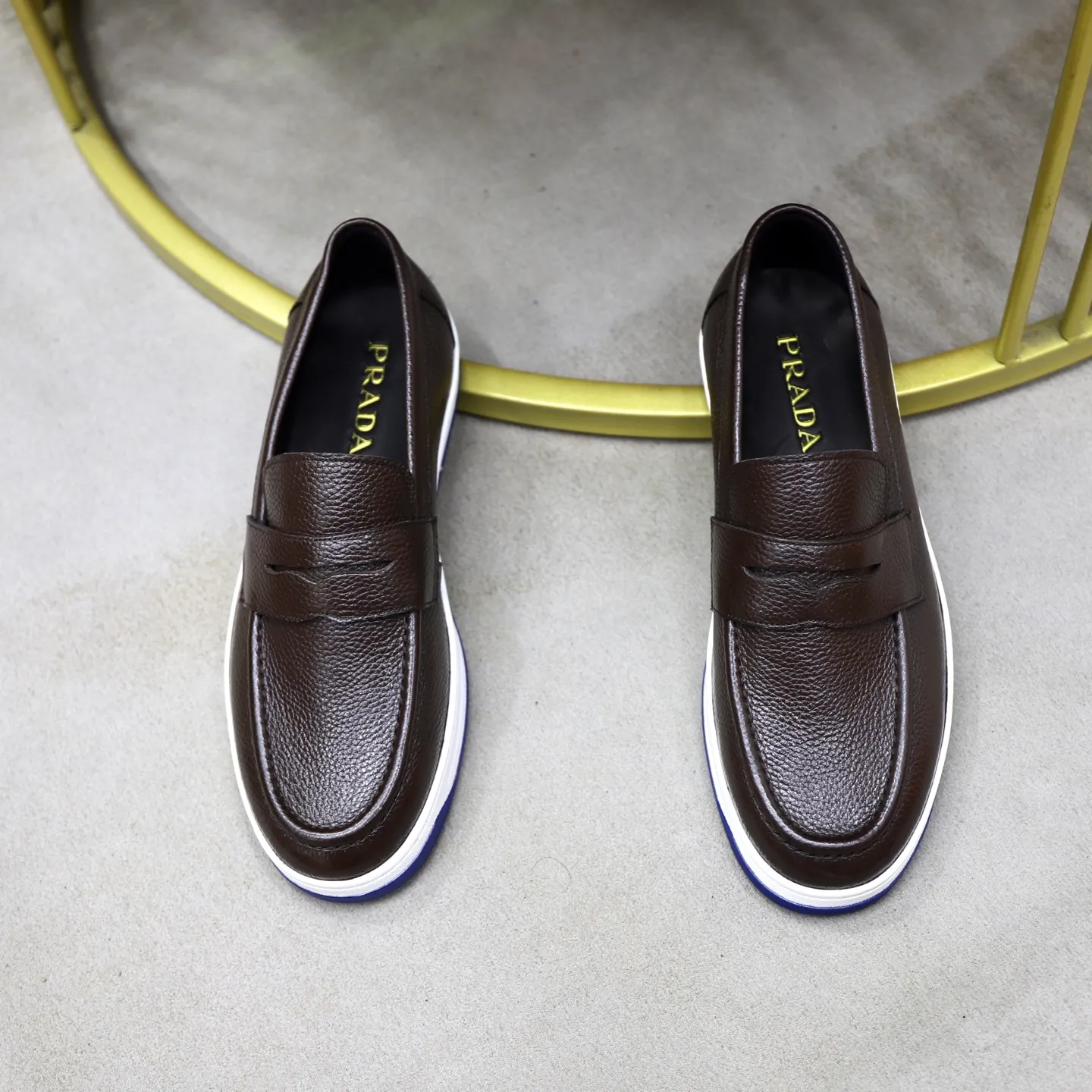 Factory price: 💰640 Prada classic men’s lace-up casual shoes | Imported cowhide upper | Upper stitching layered design, light and breathable | Soft and comfortable | Decorated with PRADA letters on the side | Distinctive sports style, showing the brand style | Lightweight concave and convex pattern rubber soles | Matched with cowhide foot pad lining | Excellent foot feel, fashionable and elegant | Size: 38-44 (45 customized)